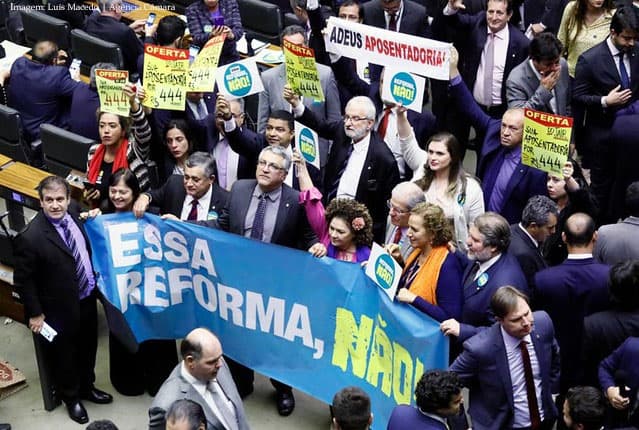 Imagem da notcia Aps liberar R$ 2,5 bi em emendas, governo aprova reforma da Previdncia em 1 turno