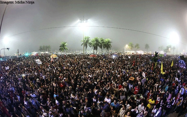 Imagem da notcia Ato no Rio rene mais de 100 mil pessoas pelas Diretas J