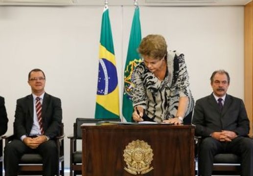Imagem da notcia Dilma estende poltica do Salrio Mnimo