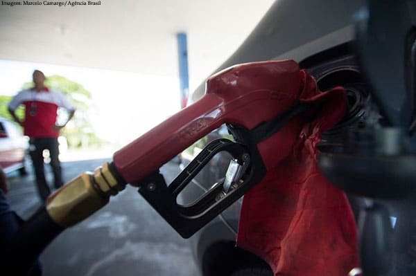 Imagem da notícia Governo eleva PIS/Cofins sobre combustíveis