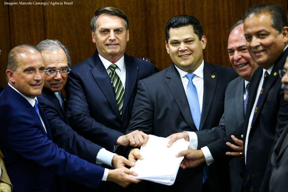 Imagem da notcia Novo pacote de Guedes e Bolsonaro prope corte de at 25% em salrio de servidores