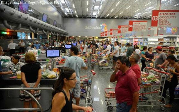 Imagem da notcia Sindicalistas criticam e supermercados comemoram decreto de Temer