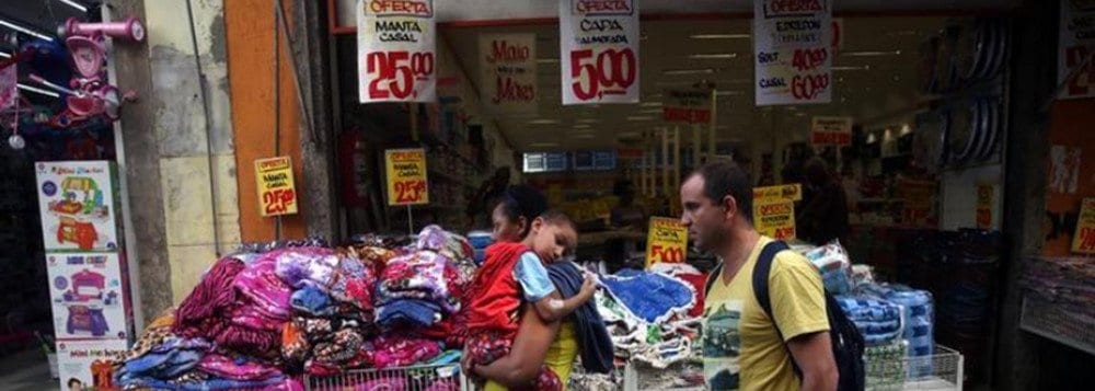 Imagem da notcia Vendas no varejo do Brasil recuam 1,5% em dezembro, segundo IBGE