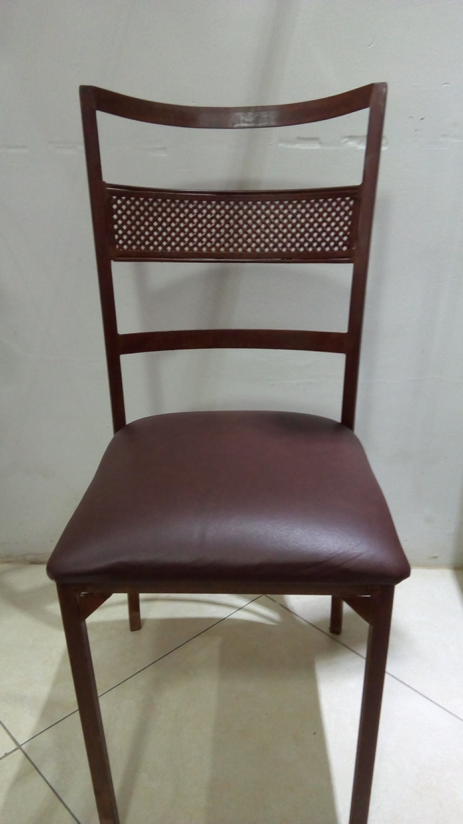 Cadeira de ferro marrom - Foto 1