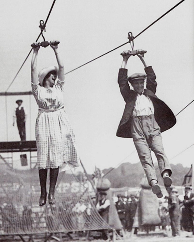 Casal se divertindo tirolesa 1922