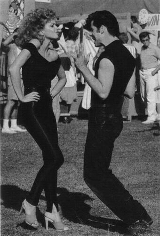 John Travolta e Olivia Newton John ensaiando