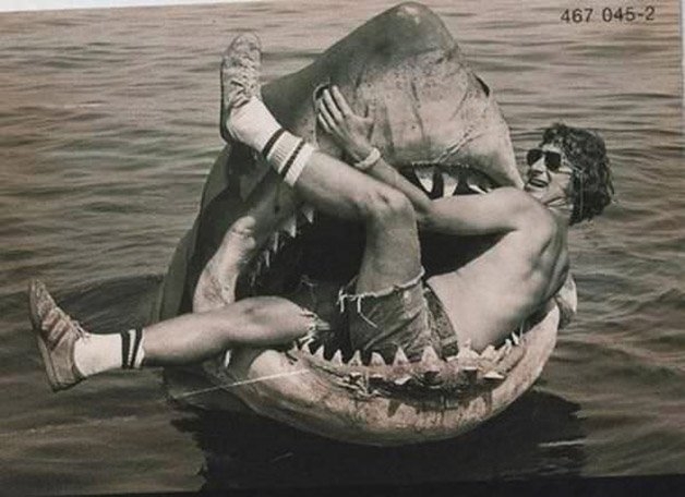 Steven Spielberg sentado na boca do tubarão