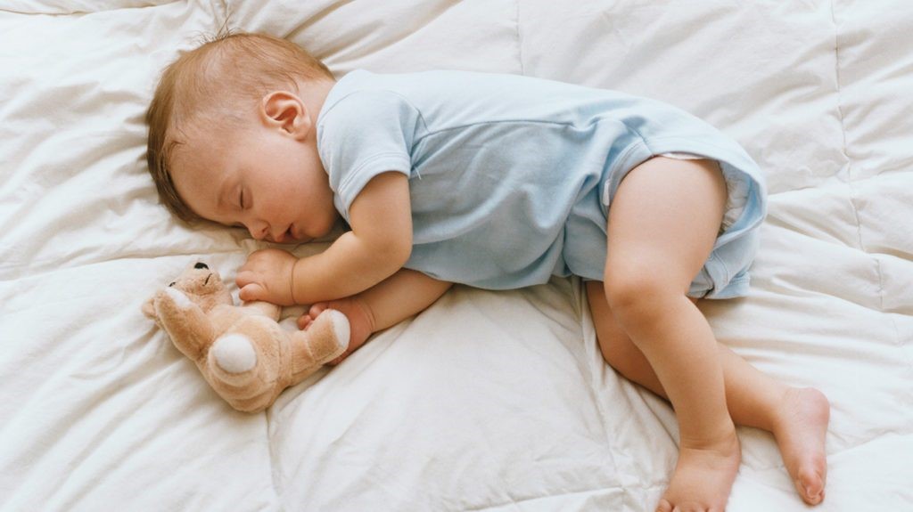 Bebê dormindo de lado: riscos e mudanças de posição - Seu Amigo Farmacêutico